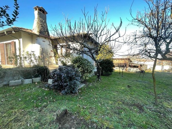 casa indipendente in vendita ad Azzate in zona Vegonno