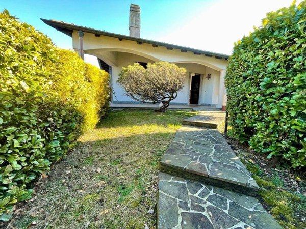 casa indipendente in vendita ad Azzate in zona Vegonno