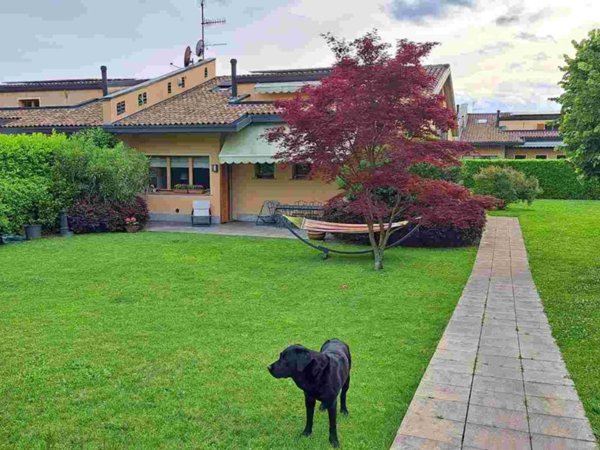 casa indipendente in vendita ad Azzate