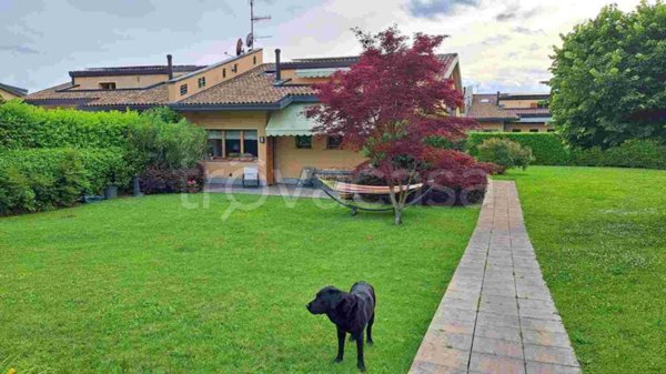 casa indipendente in vendita ad Azzate