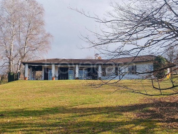 casa indipendente in vendita ad Azzate
