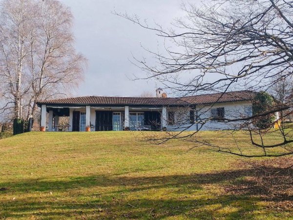 casa indipendente in vendita ad Azzate