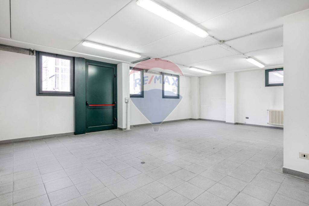 locale commerciale in vendita ad Azzate