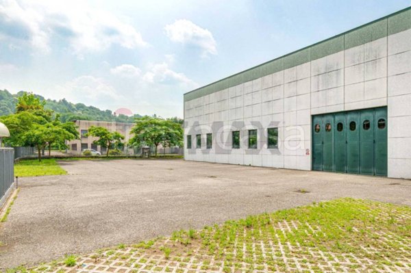 locale commerciale in vendita ad Azzate