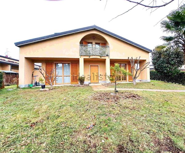 casa indipendente in vendita ad Azzate
