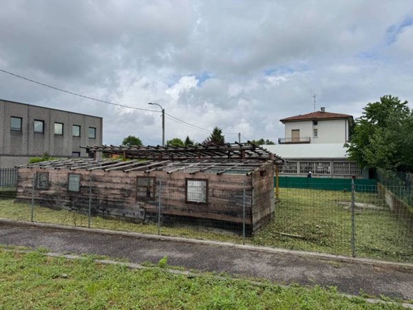 locale commerciale in vendita ad Azzate
