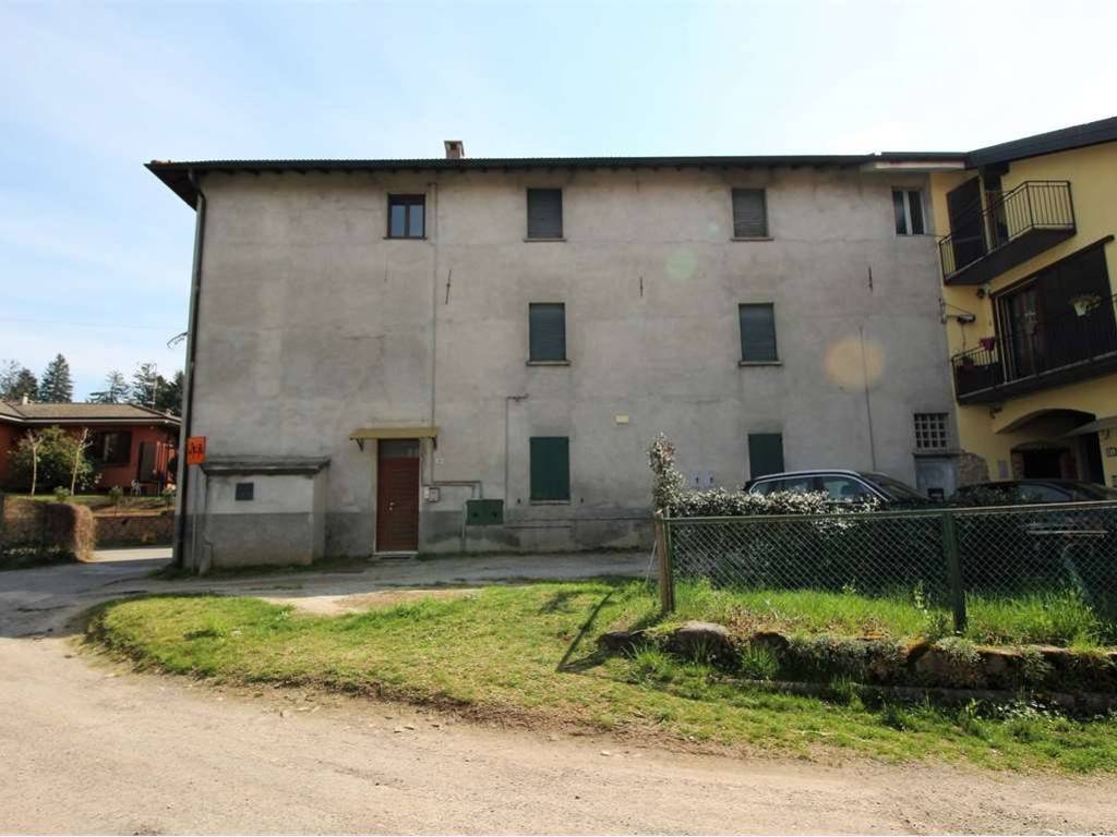 casa indipendente in vendita ad Azzate in zona Erbamolle