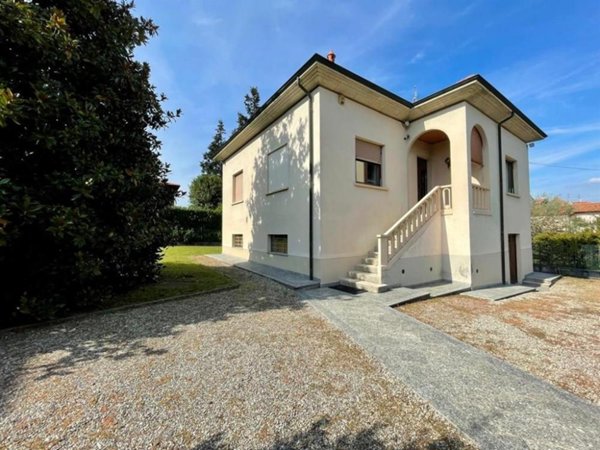 casa indipendente in vendita ad Azzate