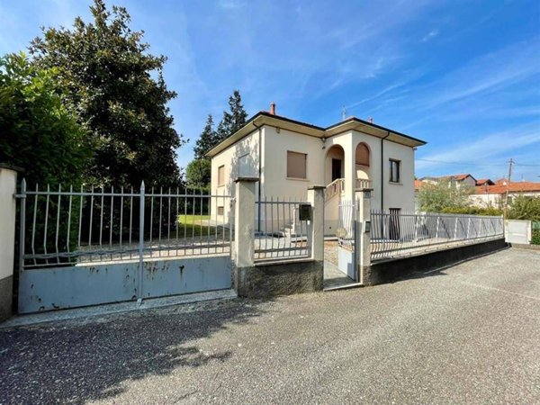 casa indipendente in vendita ad Azzate