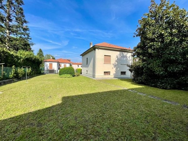 casa indipendente in vendita ad Azzate