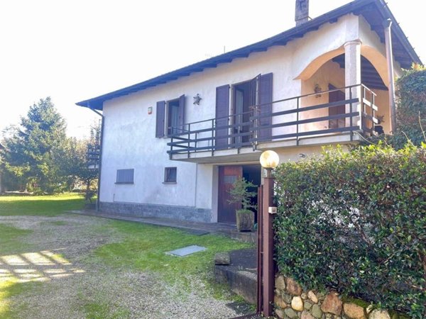 casa indipendente in vendita ad Azzate in zona Vegonno