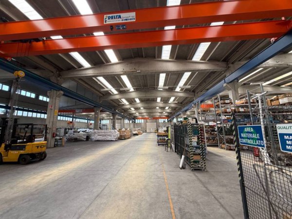 locale commerciale in vendita ad Azzate