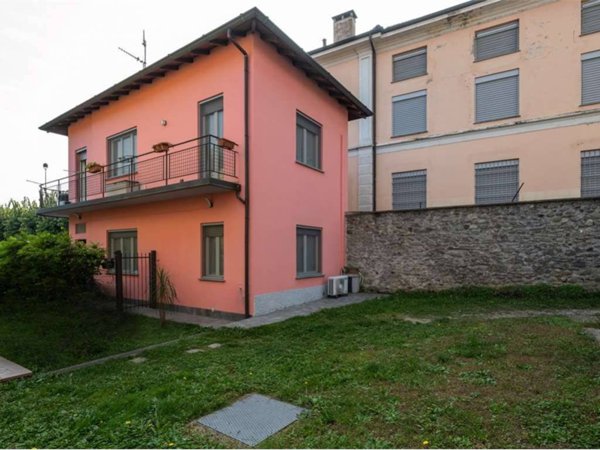 casa indipendente in vendita ad Azzate