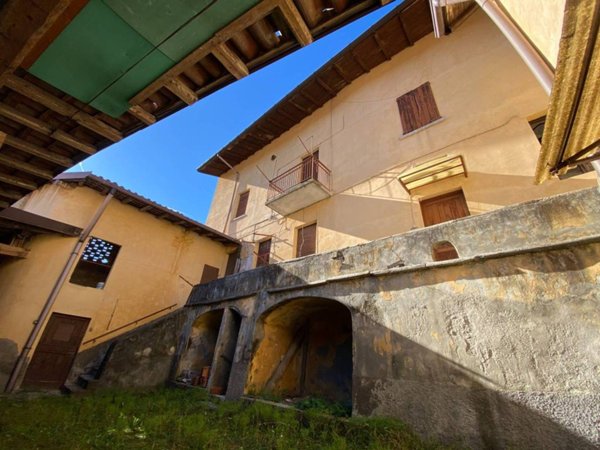 casa indipendente in vendita ad Azzate