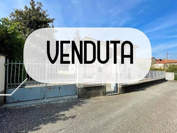 casa indipendente in vendita ad Azzate in zona Castello