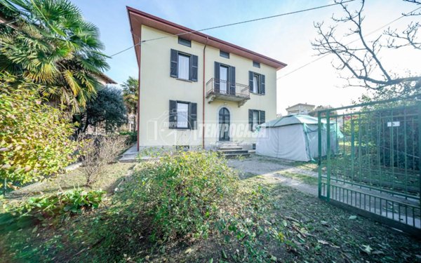 casa indipendente in vendita ad Azzate