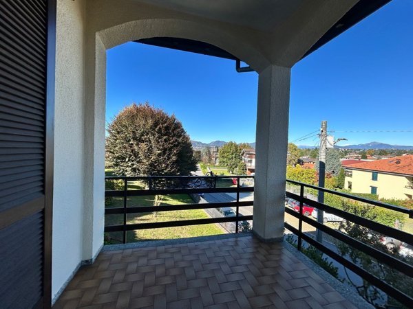 casa indipendente in vendita ad Azzate