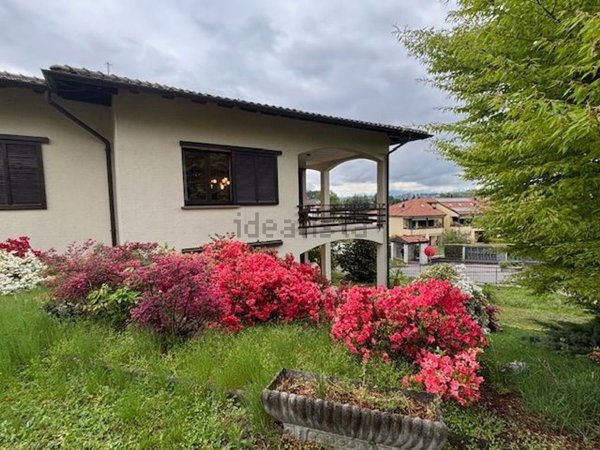 casa indipendente in vendita ad Azzate