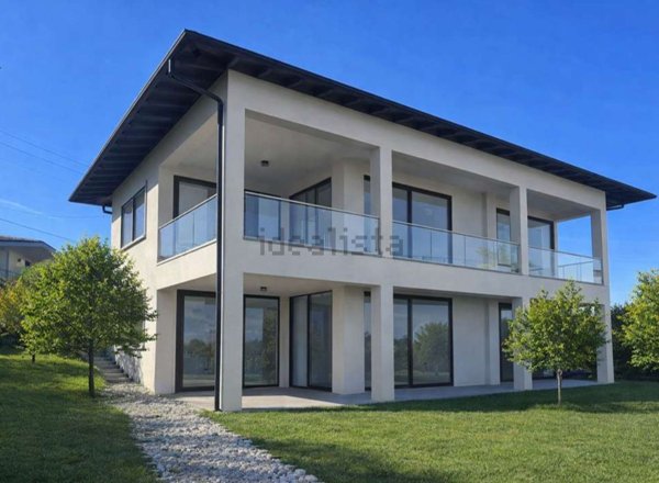 casa indipendente in vendita ad Azzate