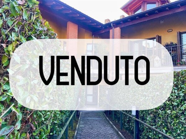 appartamento in vendita ad Azzate in zona Castello