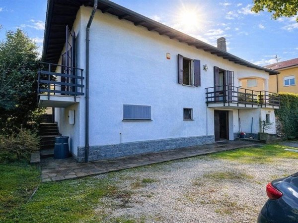 casa indipendente in vendita ad Azzate in zona Vegonno