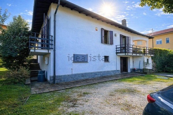 casa indipendente in vendita ad Azzate in zona Vegonno