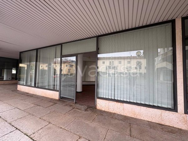 negozio in vendita ad Azzate