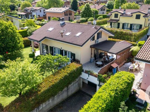 casa indipendente in vendita ad Azzate
