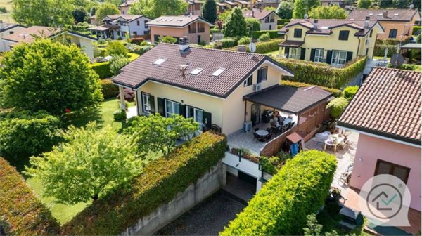 casa indipendente in vendita ad Azzate