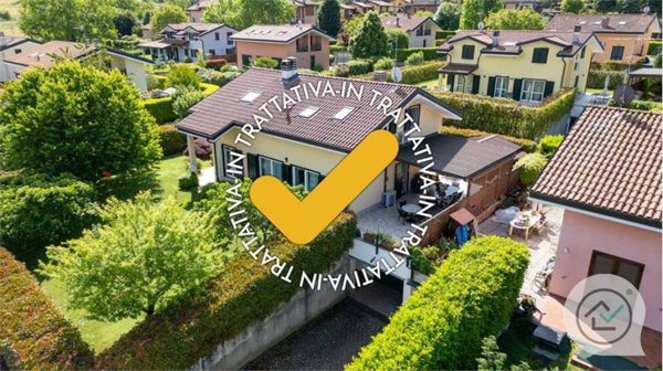 casa indipendente in vendita ad Azzate