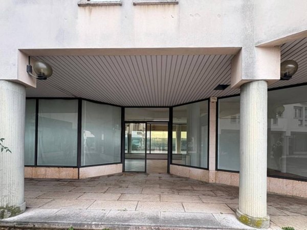 negozio in vendita ad Azzate