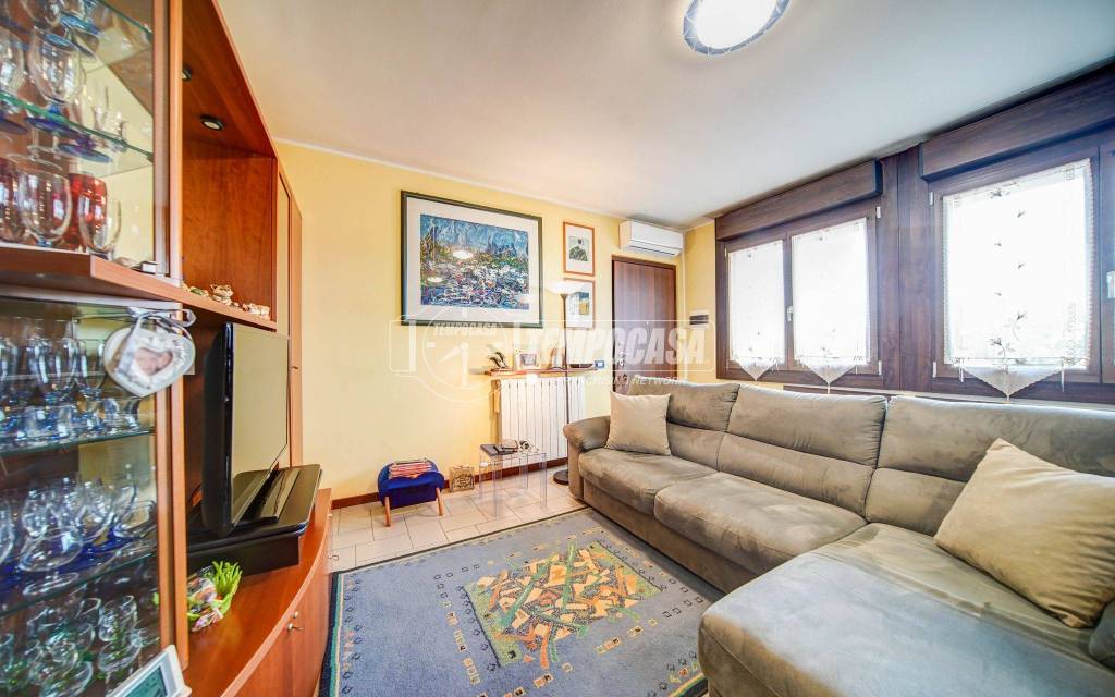 appartamento in vendita ad Azzate