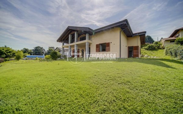 casa indipendente in vendita ad Azzate