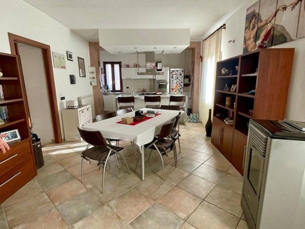 appartamento in vendita ad Azzate in zona Castello