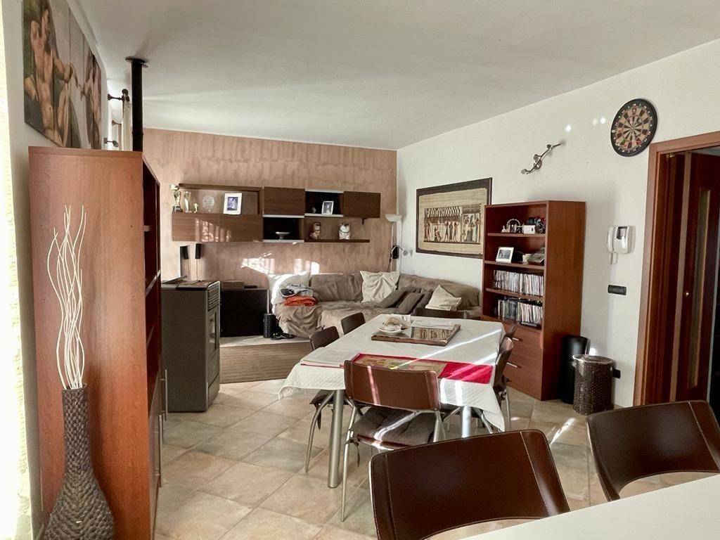 appartamento in vendita ad Azzate in zona Castello