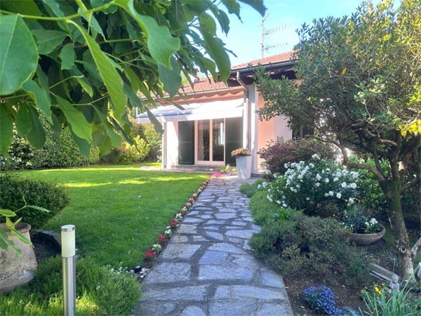 casa indipendente in vendita ad Azzate