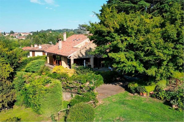 casa indipendente in vendita ad Azzate