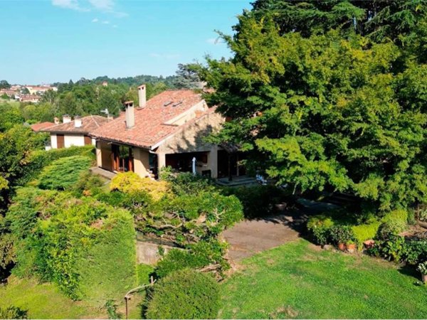 casa indipendente in vendita ad Azzate