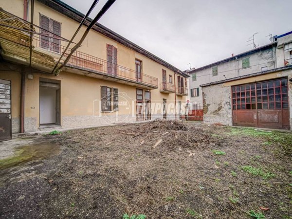 casa indipendente in vendita ad Azzate