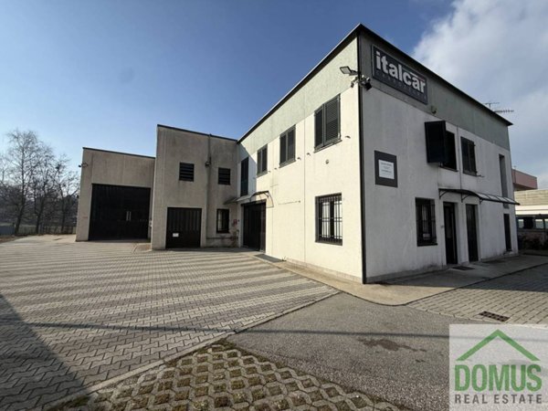 locale commerciale in vendita ad Azzate