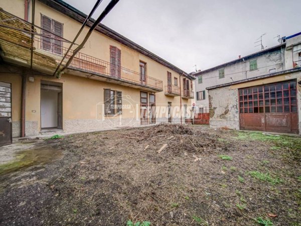 casa indipendente in vendita ad Azzate