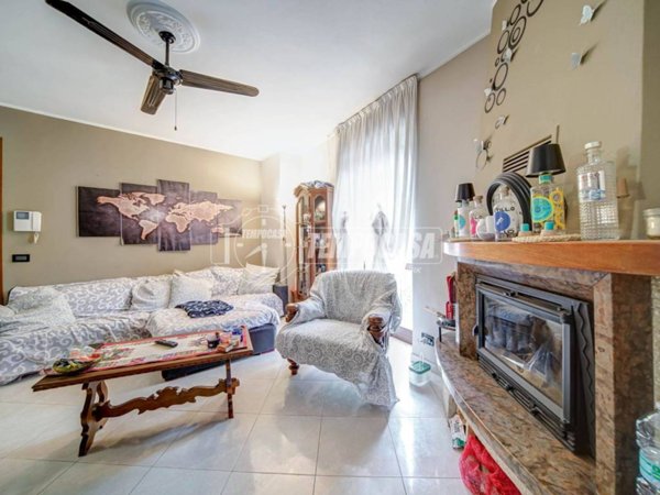 casa indipendente in vendita ad Azzate