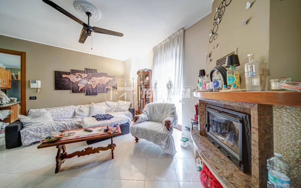casa indipendente in vendita ad Azzate in zona Castello