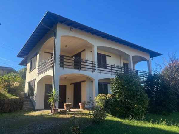 casa indipendente in vendita ad Azzate