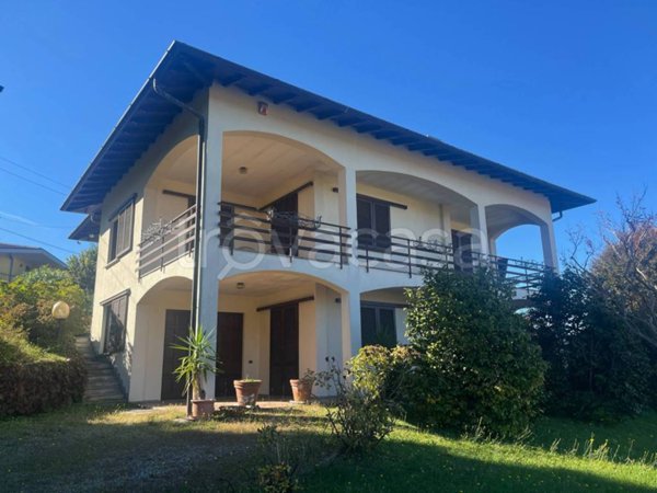 casa indipendente in vendita ad Azzate