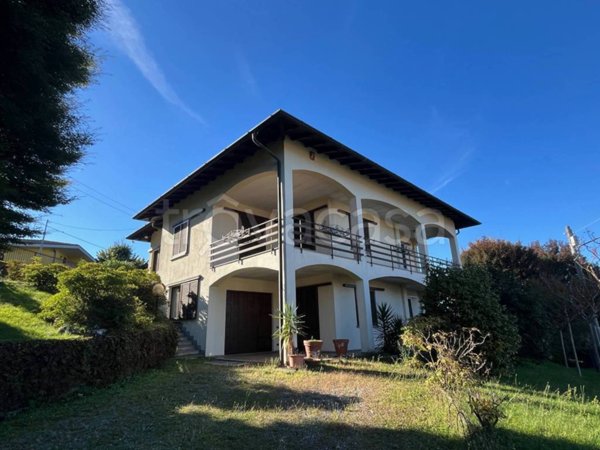 casa indipendente in vendita ad Azzate