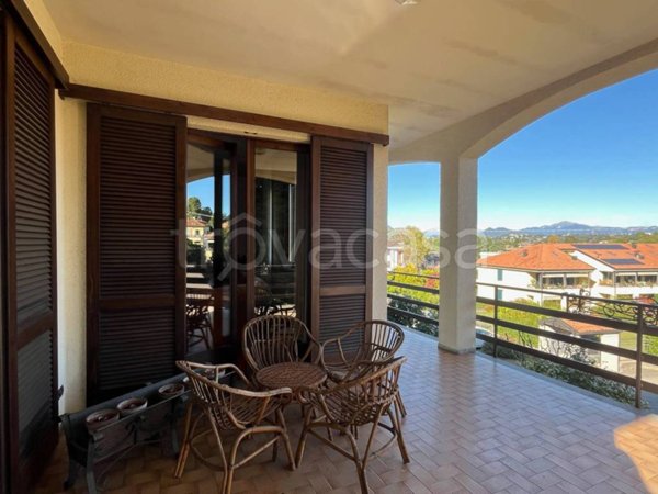 casa indipendente in vendita ad Azzate