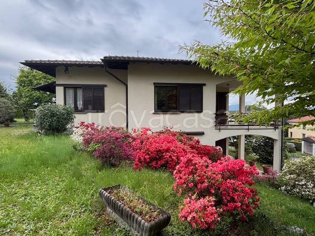casa indipendente in vendita ad Azzate