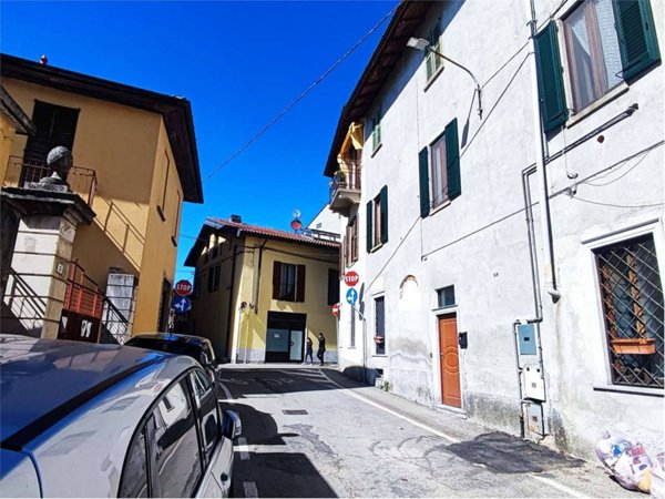 appartamento in vendita ad Azzate in zona Castello