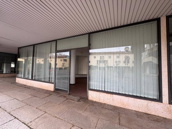 negozio in vendita ad Azzate